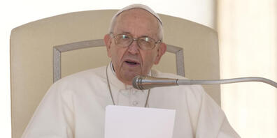Papst Franziskus hält seine Rede während der wöchentlichen Generalaudienz auf dem Petersplatz im Vatikan. Foto: Andrew Medichini/AP/dpa