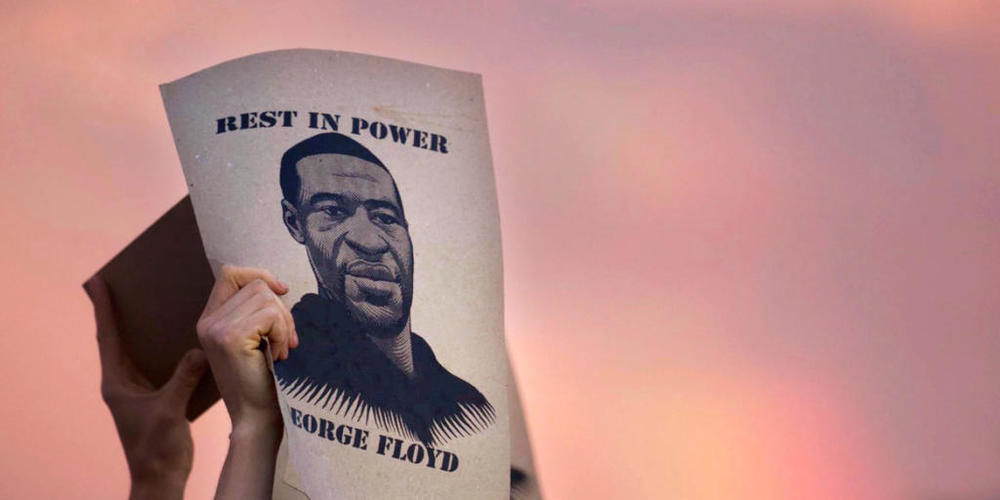 ARCHIV - Demonstranten halten während eines Protestes zettel mit dem Porträt von George Floyd, des in Minneapolis nach einem brutalen Polizeieinsatz gestorbenen Mannes afroamerikanischer Abstammung, in die Höhe. Foto: Christine T. Nguyen/Minnesota...