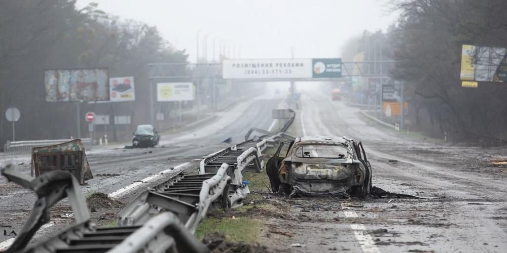 Ein zerstörtes Auto auf einer Landstraße bei Butscha. Foto: Mykhaylo Palinchak/SOPA Images via ZUMA Press Wire/dpa