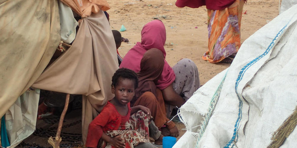 ARCHIV - Von der Dürre betroffene Kinder sitzen vor einer Hütte im Lager für Binnenflüchtlinge Al-Hidaya am Rand von Mogadischu. Foto: Mohamed Odowa/dpa