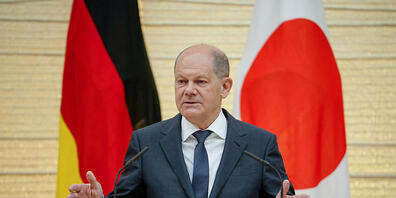 Olaf Scholz spricht bei einer Pressekonferenz in Tokio. Der deutsche Bundeskanzler hat am Donnerstag das deutliche Ja des Deutschen Bundestags zur Lieferung schwerer Waffen in die Ukraine für den Kampf gegen Russland begrüßt. Foto: Kay Nietfeld/dpa