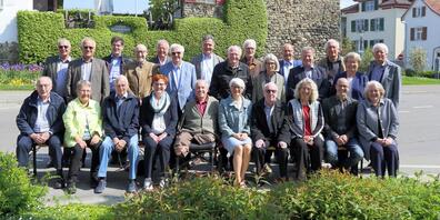 Die Teilnehmerinnen und Teilnehmer des traditionellen Treffens der ehemaligen Thurgauer Grossratspräsidentinnen und Grossratspräsidenten mit der amtierenden Grossratspräsidentin Brigitte Kaufmann vor dem Römerhof in Arbon.