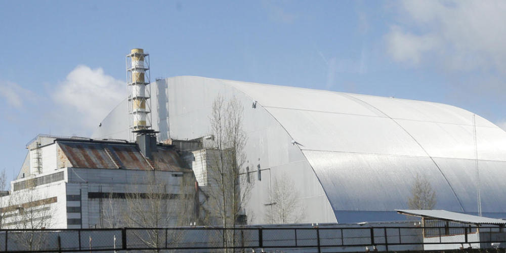 ARCHIV - Ein Schutzbau bedeckt den explodierten Reaktor im Kernkraftwerk Tschernobyl. Die Internationale Atomenergiebehörde (IAEA) gab am Donnerstag die Ergebnisse ihrer Messungen der radioaktiven Strahlung vor Ort bekannt. Demnach stellt die Stra...