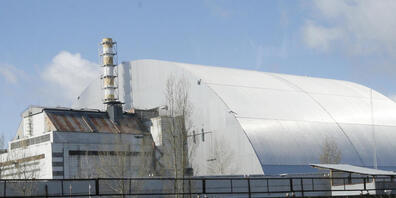 ARCHIV - Ein Schutzbau bedeckt den explodierten Reaktor im Kernkraftwerk Tschernobyl. Die Internationale Atomenergiebehörde (IAEA) gab am Donnerstag die Ergebnisse ihrer Messungen der radioaktiven Strahlung vor Ort bekannt. Demnach stellt die Stra...
