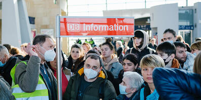 ARCHIV - Flüchtlinge aus der Ukraine stehen nach ihrer Ankunft am Bahnhof von Hannover. Die EU-Kommission hat verschiedene Mitgliedsstaaten bislang mit 3,5 Milliarden Euro für die Aufnahme von Flüchtlingen aus der Ukraine unterstützt. Das teilte d...