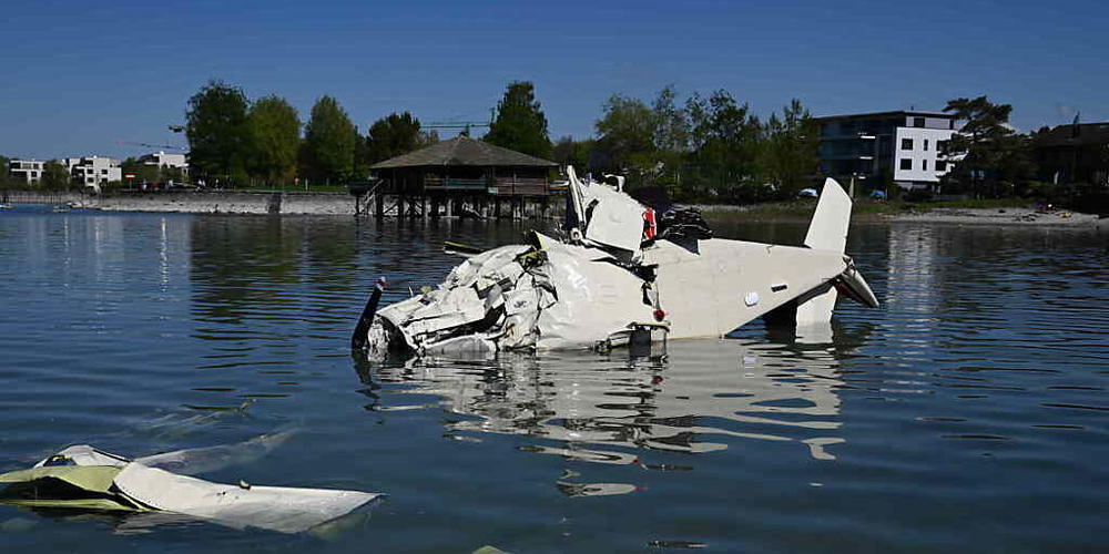 Retter konnten den Piloten nur noch tot aus dem Wrack des Kleinflugzeugs bergen.