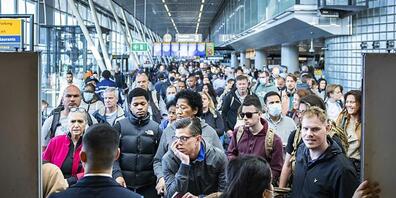 Fluggäste in der Abflughalle des Flughafens Schiphol in der niederländischen Metropole Amsterdam. (Archivbild)
