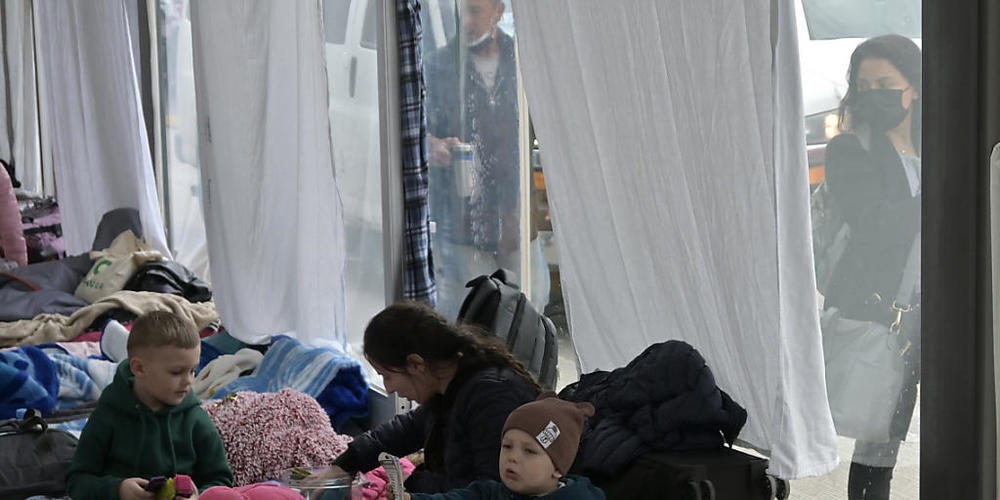 Flüchtlinge warten an einem Grenzübergang im mexikanischen Tijuana auf die Einreise in die Vereinigten Staaten, um dort Asyl zu beantragen. Foto: Carlos A. Moreno/ZUMA Press Wire/dpa