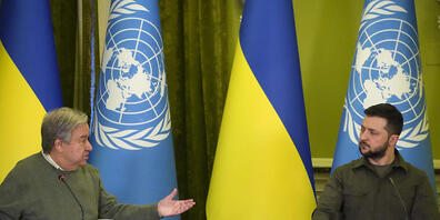 Wolodymyr Selenskyj (r), Präsident der Ukraine, und António Guterres, Generalsekretär der Vereinten Nationen, sprechen auf einer Pressekonferenz nach ihrem Treffen. Foto: Efrem Lukatsky/AP/dpa