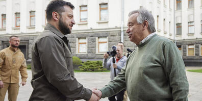 HANDOUT - Dieses vom Pressebüro des ukrainischen Präsidenten zur Verfügung gestellte Foto zeigt Wolodymyr Selenskyj (l), Präsident der Ukraine, und Antonio Guterres, Generalsekretär der Vereinten Nationen, die sich während ihres Treffens die Hand ...