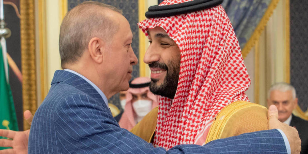 HANDOUT - Auf diesem von der Saudi Press Agency zur Verfügung gestellten Foto empfängt Mohammed bin Salman (r), Kronprinz von Saudi-Arabien, Recep Tayyip Erdogan, Präsident der Türkei. Bei dem Treffen wurde über Wege gesprochen, die Zusammenarbeit...
