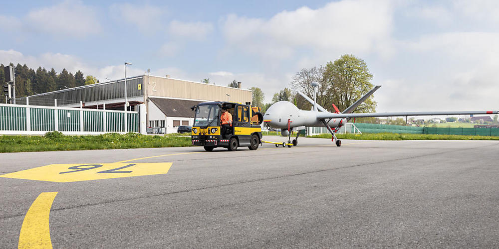 Die erste der neuen Drohnen der Schweizer Luftwaffe ist bereits zusammengebaut worden: Bis Ende 2023 stehen ihr insgesamt fünf weitere dieser unbemannten Fluggeräte zur Verfügung.