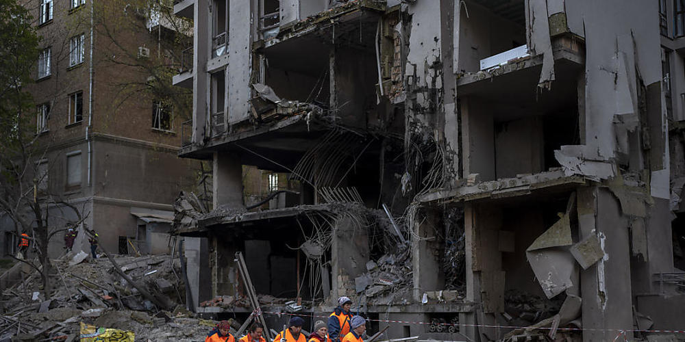 dpatopbilder - Arbeiter eines Aufräumtrupps agieren vor einem Gebäude nach einer Explosion. Die Explosion ereignete sich zu der Zeit des Besuchs von UN-Generalsekretär Guterres. Foto: Emilio Morenatti/AP/dpa