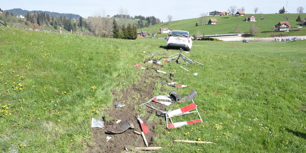 Der Lenker fuhr mit seinem Auto die Fussgängerunterführung hinunter und landete oben auf der Wiese.