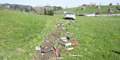 Der Lenker fuhr mit seinem Auto die Fussgängerunterführung hinunter und landete oben auf der Wiese.