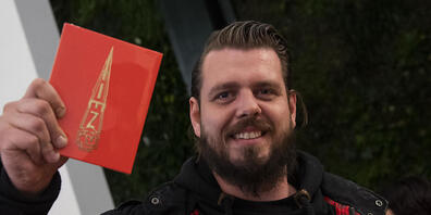 Wenn die weltweit gefeierte Band Rammstein ein neues Album veröffentlicht, dann stehen die Fans auch gerne einmal stundenlang an. Oliver hat zum Verkaufsstart heute Nacht in Berlin die erste CD ergattern können. Foto: Christophe Gateau/dpa