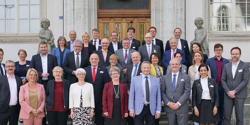 Vertreterinnen und Vertreter der regionalen Parlamente an der Frühjahrskonferenz der Internationalen Parlamentarischen Bodensee-Konferenz (IPBK) in Herisau AR.