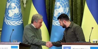 Wolodymyr Selenskyj (r), Präsident der Ukraine, und Antonio Guterres, Generalsekretär der Vereinten Nationen, reichen sich bei einer Pressekonferenz symbolisch die Hände. Foto: -/Ukrinform/dpa