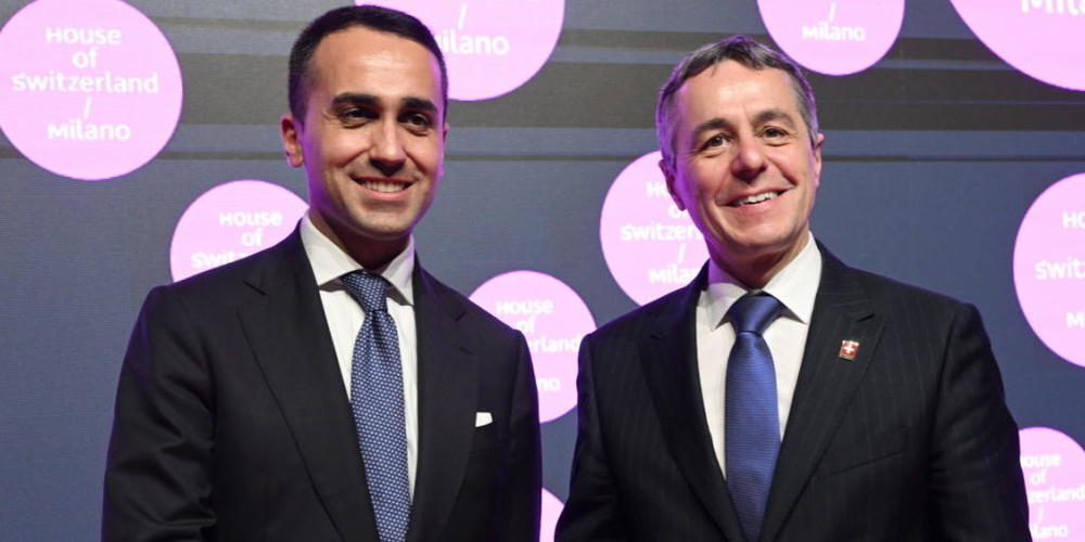 Der italienische Aussenminister Luigi Di Maio (links) begrüsste am Freitag in Mailand den Schweizer Bundespräsidenten Ignazio Cassis zur Eröffnung des temporären "House of Switzerland".