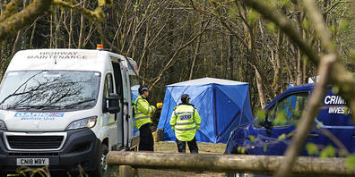 Die Polizei auf dem Parkplatz des Gisburn Forest in Slaidburn, Lancashire, in der Nähe des Tatorts, an dem Polizeibeamte, die das Verschwinden einer vermissten zweifachen Mutter untersuchen, eine Leiche fanden. Foto: Peter Byrne/PA Wire/dpa
