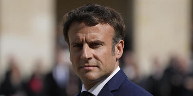 Emmanuel Macron, Präsident von Frankreich, hat dem ukrainischen Staatschef Wolodymyr Selenskyj in einem Telefonat weitere Unterstützung zugesichert. Laut Mitteilung aus dem Elyséepalast am Samstag gehe es dabei sowohl um militärische als auch um h...