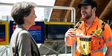 Bundesrätin Simonetta Sommaruga, rechts, lässt sich von Max Zürcher, Rangierspezialist bei den SBB, über seine Tätigkeit informieren.