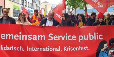 Gewerkschaftssekretär und Präsident der SP Luzern, David Roth (1.v.l.) führt die Demonstration in Luzern zusammen mit SGB-Präsident Pierre-Yves Maillard (3.v.l.) und Unia-Präsidentin Vania Alleva (4.v.l.) an.