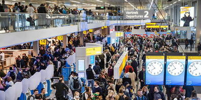 Warteschlangen bis vor die Terminalgebäude am Samstag in Amsterdam.