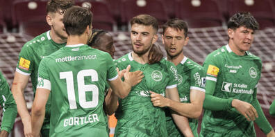 Der von Görtler beglückwünschte Fazliji brachte den FC St. Gallen mit seinem Traumschuss auf Kurs
