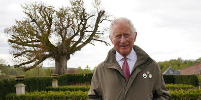 Prinz Charles von Wales steht neben der "Alten Platane" im Garten von Dumfries House in Edinburgh. Foto: Andrew Milligan/PA Wire/dpa