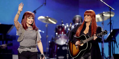 ARCHIV - Sängerin Naomi Judd (l) und Tochter Wynonna Judd, von The Judds, in Las Vegas. Die US-amerikanische Country-Sängerin Naomi Judd ist mit 76 Jahren gestorben. Foto: Julie Jacobson/AP/dpa