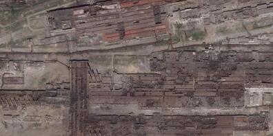 HANDOUT - Im Gebiet rund um das belagerte Stahlwerk Azovstal in der ukrainischen Hafenstadt Mariupol sind russischen Angaben zufolge mehrere Dutzend Zivilisten evakuiert worden. Foto: -/Planet Labs PBC/AP/dpa - ACHTUNG: Nur zur redaktionellen Verw...