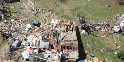Ein Haus wird  in der Nähe von Andover, Kansas, von einem möglichen Tornado zerstört. Drei Meteorologie-Studenten sind auf dem Weg von einer Sturmverfolgungsfahrt im US-Bundesstaat Kansas tödlich verunglückt. Foto: Jaime Green/The Wichita Eagle/AP...