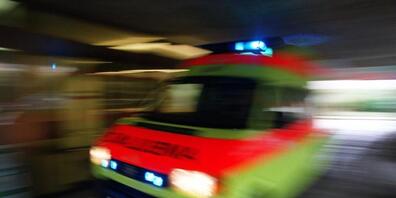 In Zürich sind die Kleider einer Bewohnerin eines Wohnheims in Brand geraten. Die Frau wurde schwerverletzt in ein Spital gebracht. (Symbolbild)