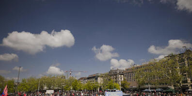 Demonstrierende nehmen an der traditionellen 1. Mai-Kundgebung auf dem Sechseläutenplatz in Zürich teil.