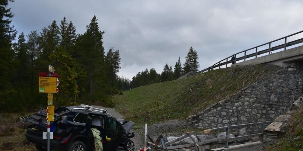 Ein 27-Jähriger stürzte in der Nacht auf Sonntag mit seinem Auto von einer Strasse auf einen Wanderweg hinunter.