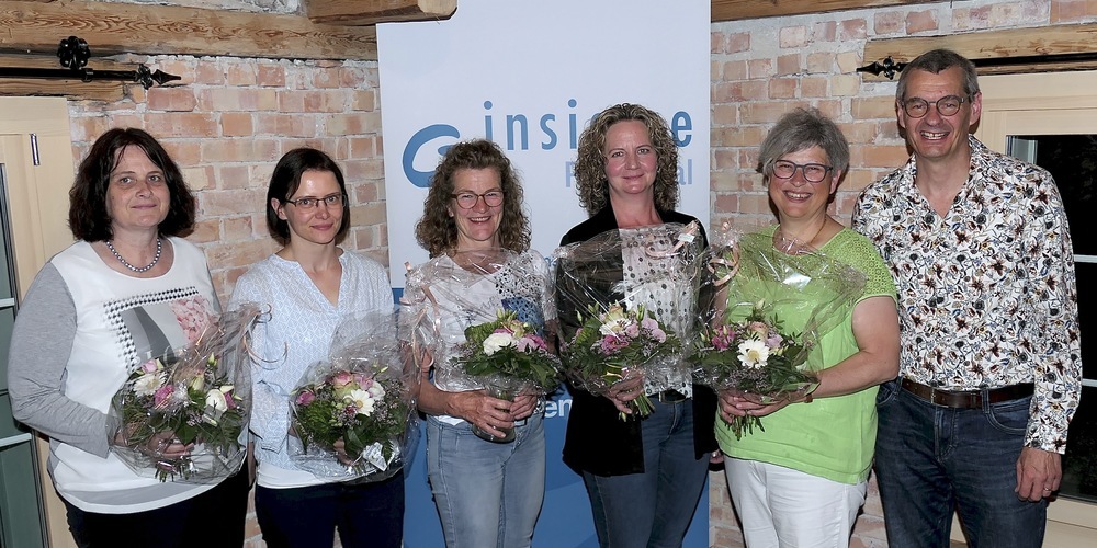 Die ausgeschiedenen und neu gewählten Mitglieder des Vereinsvorstandes: v.l. Christin Federer, Katharina Dellai-Schöbi, Christina Frei, Nicole Hallauer, Marie-Theres Stieger und Präsident Peter Züst