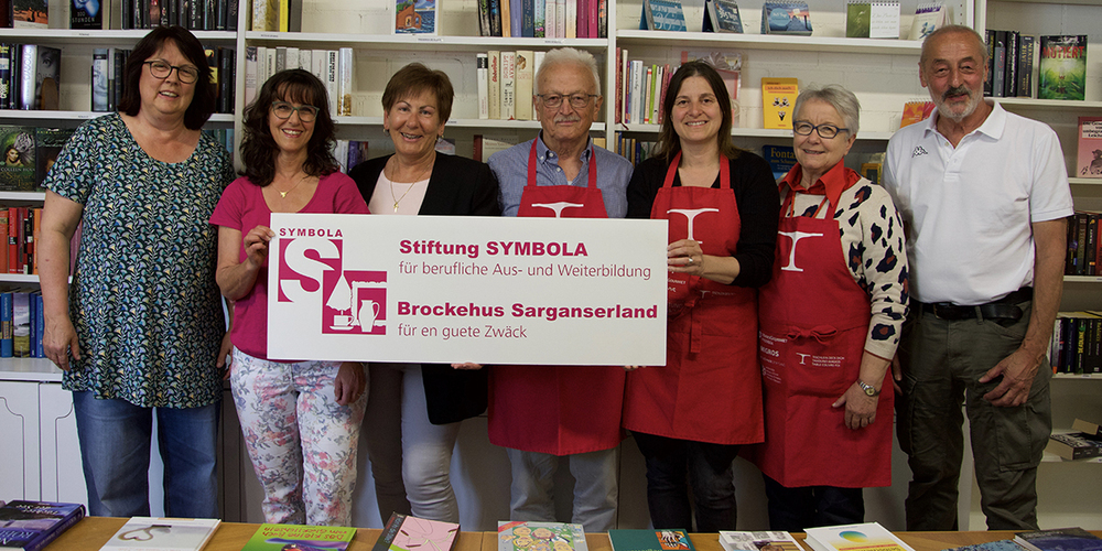 Stolzer Betrag, glückliche Geber und Nehmer: Esther Probst (links) und die Vertreterinnen und Vertreter von Tischlein deck dich sind den Mitgliedern der Stiftung Symbola, Fränzi Buchli und Sonja Schumacher (Präsidentin, Zweite und Dritte von links) dankbar.