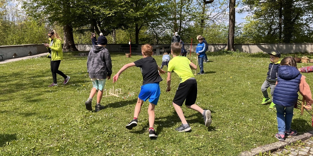 Bei strahlendem Wetter wurden im Schlosshof zahlreiche Spiele ausprobiert.