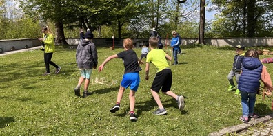 Bei strahlendem Wetter wurden im Schlosshof zahlreiche Spiele ausprobiert.
