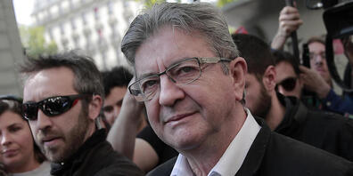 Jean-Luc Melenchon (vorne r), Vorsitzender der französischen Linkspartei und ehemaliger Präsidentschaftskandidat, nimmt an einem Demonstrationszug zum 1. Mai teil. Foto: Lewis Joly/AP/dpa