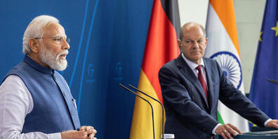 Bundeskanzler Olaf Scholz (SPD, r) steht neben Indiens Premierminister Narendra Modi bei einem Pressestatement bei den deutsch-indischen Regierungskonsultationen. Foto: Michael Kappeler/dpa