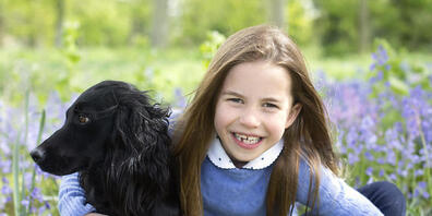 HANDOUT - Dieses von der Herzogin Kate fotografierte und 1. Mai 2022 veröffentlichte Foto zeigt die britische Prinzessin Charlotte, die heute ihren siebten Geburtstag feiert, zusammen mit dem Familienhund. Foto: Duchess Of Cambridge/Duke and Duche...