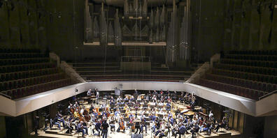 ARCHIV - Musiker des Gewandhausorchesters bereiten sich im leeren Großen Saal auf eine Probe vor. Foto: Jan Woitas/dpa-Zentralbild/dpa