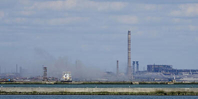 Ein unter der Aufsicht des russischen Verteidigungsministeriums aufgenommenes Foto zeigt Rauch über dem Stahlwerk Azovstal in Mariupol. Foto: Uncredited/AP/dpa