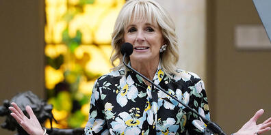 Jill Biden, First Lady der USA, spricht im Met Museum in New York. Foto: Charles Sykes/Invision/dpa