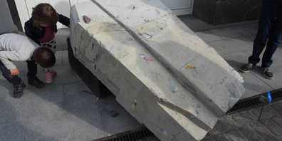 Von Interesse: Nicht alle Passantinnen und Passanten haben es beim «Frankenstein» vor der Raiffeisenbank in Mels bei gwundrigem Betrachten belassen. 