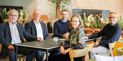 Das Organisations- und Moderationsteam des Benefizkonzerts «Kunst und Kultur für den Frieden (v. l.): Peter Hartmeier, Hans Rudolf Graf (Präsident Lions Club Schaffhausen), Boris Savic, Catharina Peyer und Herbert Zengerling (Präsident Lions Club Insel Werd).
