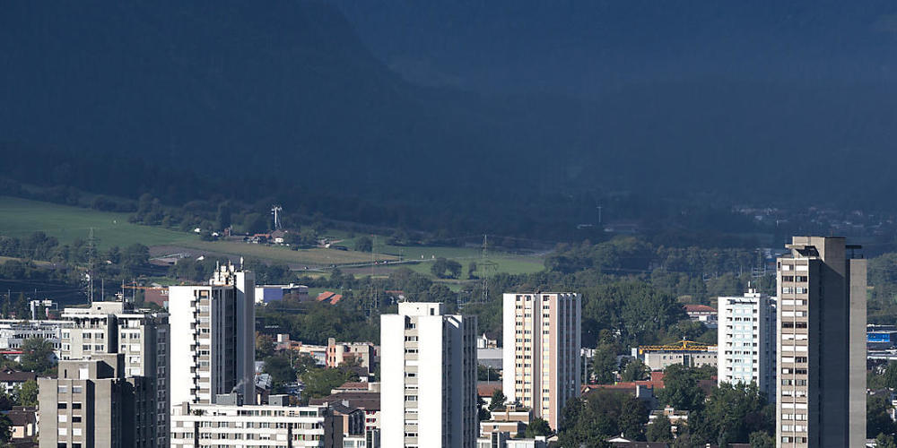 Die "Stadtklima-Initiative" will nun auch in Chur die Strassen aufreissen und begrünen. Im Bild das Lacunaquartier. (Archivbild)