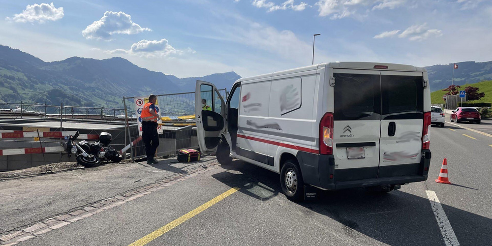 In Seewen kollidierte ein Motorrad mit einem Lieferwagen. 